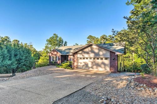 Cozy Pet-Friendly Hot Springs Village Apt with Deck in Hot Springs Village, USA