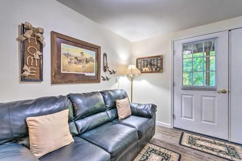 Cozy Pet-Friendly Hot Springs Village Apt with Deck in Hot Springs Village, USA