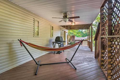 Cozy Pet-Friendly Hot Springs Village Apt with Deck in Hot Springs Village, USA