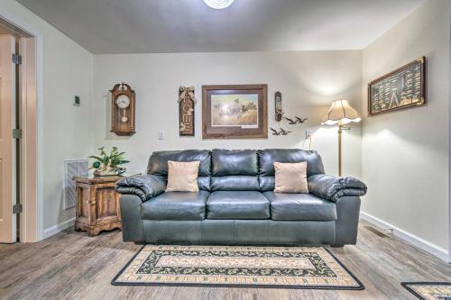 Cozy Pet-Friendly Hot Springs Village Apt with Deck in Hot Springs Village, USA