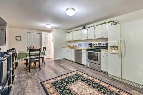 Cozy Pet-Friendly Hot Springs Village Apt with Deck in Hot Springs Village, USA