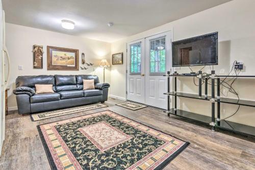 Cozy Pet-Friendly Hot Springs Village Apt with Deck in Hot Springs Village, USA