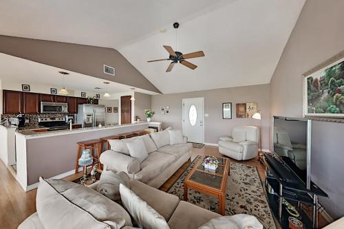 Lake Home with Private Hot Tub & Stunning Views home - image 3
