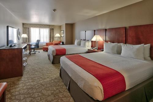 2 queen beds