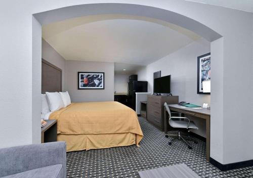 1 king bed, 1 sofa bed