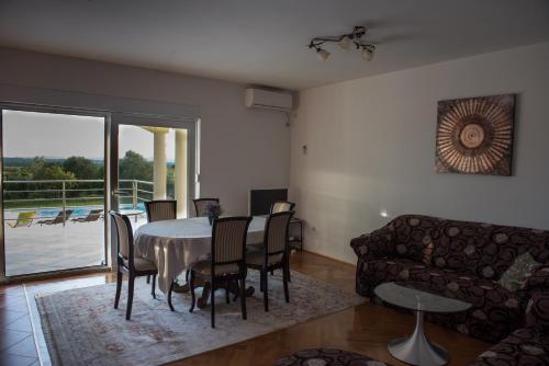 設施, Dubis House in 庫克利卡