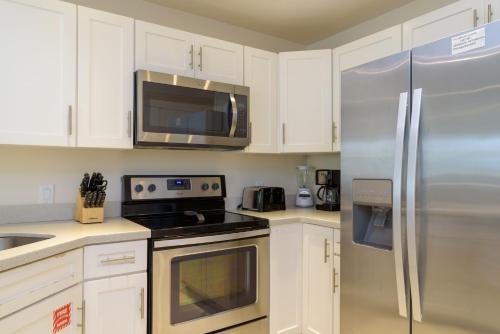 Time to feel revitalized! Close to beach & pool in beautiful beachfront resort - image 4