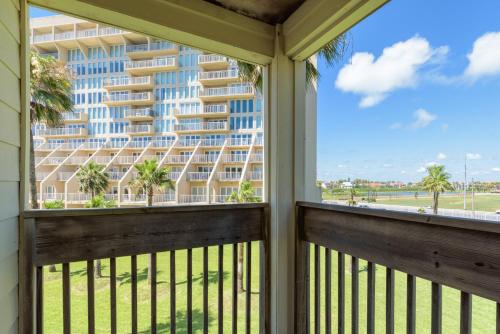 Time to feel revitalized! Close to beach & pool in beautiful beachfront resort - image 8