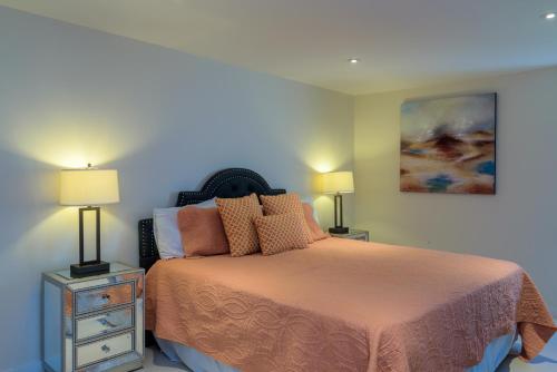 Time to feel revitalized! Close to beach & pool in beautiful beachfront resort