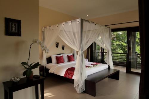 VILLA CAHAYA Perfectly formed by the natural surrounding and Balinese hospitality