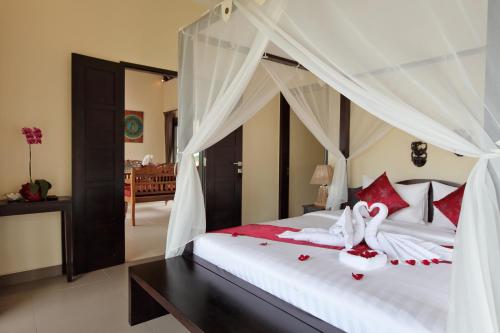 VILLA CAHAYA Perfectly formed by the natural surrounding and Balinese hospitality