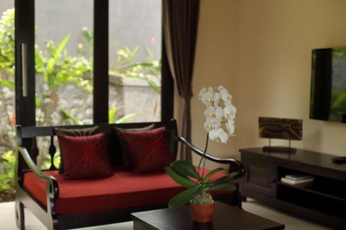 VILLA CAHAYA Perfectly formed by the natural surrounding and Balinese hospitality