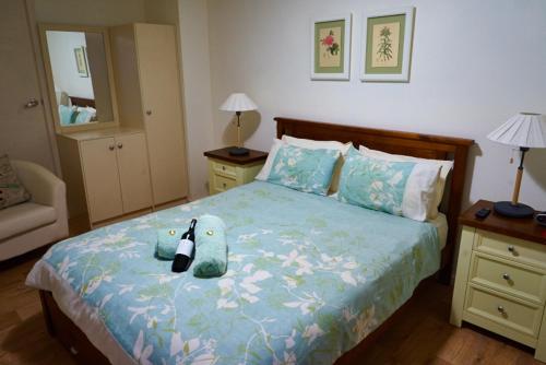 1 queen bed, 3 twin beds