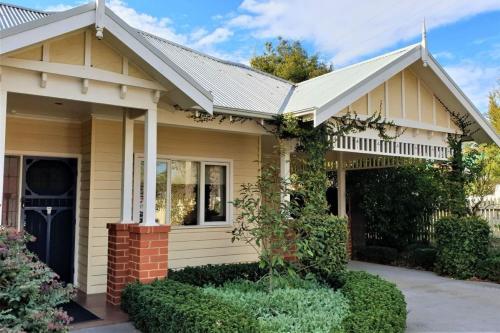 Healesville House - Fig Tree House