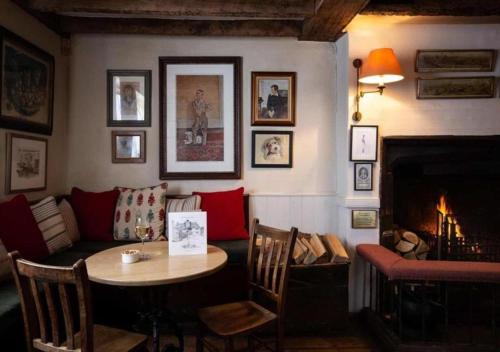 The Dorset Arms Pub & Cottage Rooms in Withyham