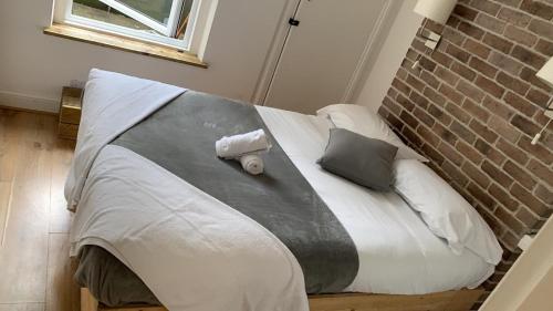 London Spacious Apartment by DC London Rooms,  London