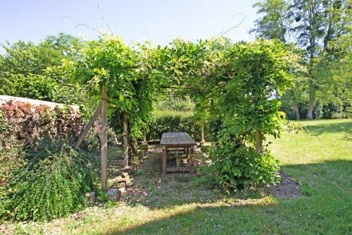 Jardín, Le Castel in Madeleine-Saint-Leonard