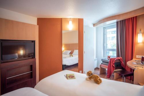 1 double bed, 2 twin beds