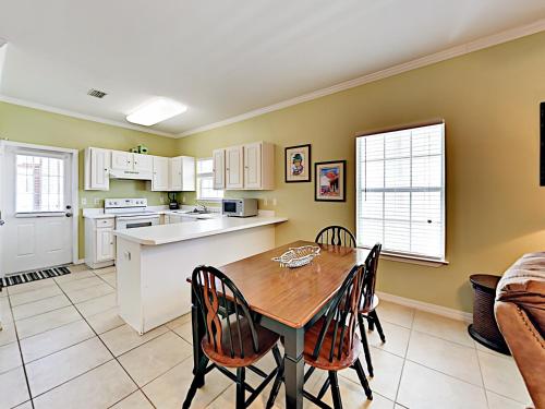 Ranch-Style Condo with Pool & Screened Patio condo - image 3