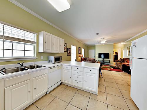 Ranch-Style Condo with Pool & Screened Patio condo - image 5