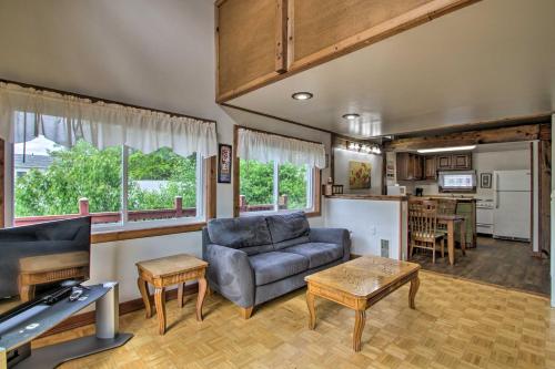 Charming Laconia Home with Deck Walk to Lake!, Laconia