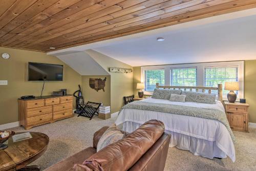 Cozy Couples Retreat at Blue Ridge Loft! - image 3