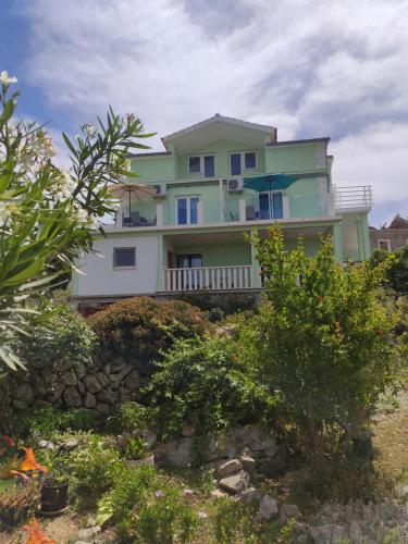 2 bedrooms, 3 beds