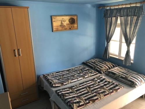 2 twin beds
