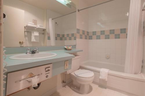 The Cedars Inn Hotel & Convention Centre Room Type - Executive King Room (NOT Pet Friendly)