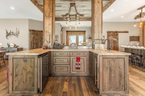 Cross Lake Gold Coast with Rustic Charm and Luxury - image 2