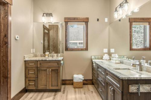 Cross Lake Gold Coast with Rustic Charm and Luxury - image 5