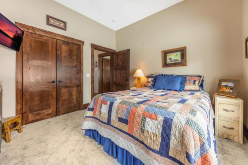 Cross Lake Gold Coast with Rustic Charm and Luxury - image 7