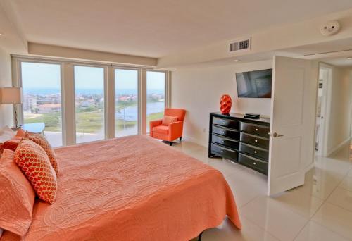 Gorgeous view to the bay! Spacious condo in beachfront resort shared pools & jacuzzi Dog friendly - image 4