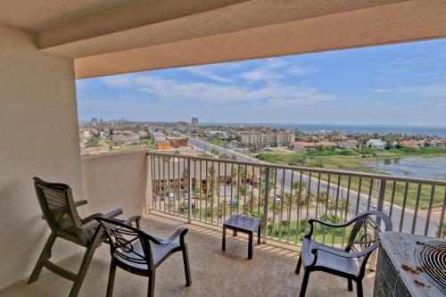 Gorgeous view to the bay! Spacious condo in beachfront resort shared pools & jacuzzi Dog friendly - image 7