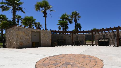 Gorgeous view to the bay! Spacious condo in beachfront resort shared pools & jacuzzi Dog friendly - image 9