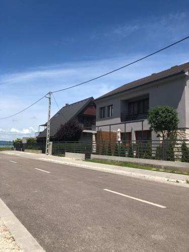 5 bedrooms, 8 beds