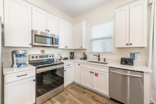 Delightful Cottage with Hotel Amenities Near Disney at Margaritaville 8081KD - main image