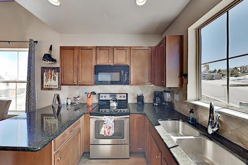 Granby Ranch 3BR + Loft w/ Hot Tub – Walk to Lifts home - image 6