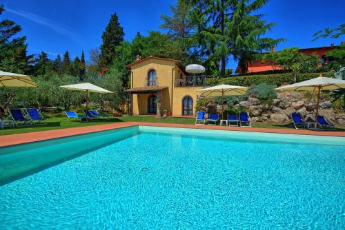  Gorgognano Apartment Sleeps 8 Pool WiFi T793163, Pension in Luia