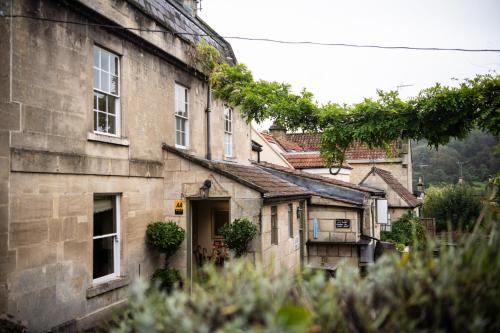 Exterior view, The Wheelwrights Arms Hotel in Monton Combe