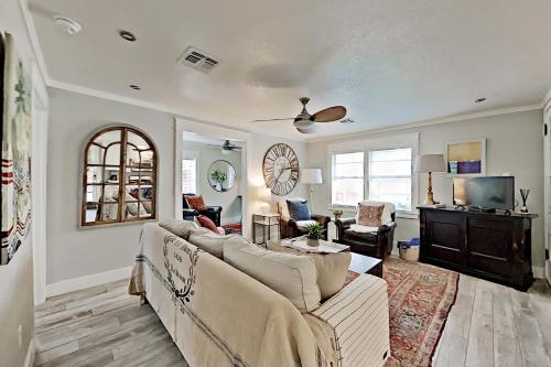 Charming Cottage with Chic Decor -- Walk to Downtown home - image 2