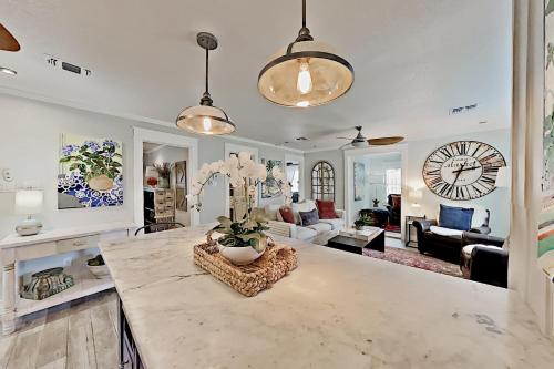 Charming Cottage with Chic Decor -- Walk to Downtown home - image 6