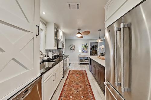 Charming Cottage with Chic Decor -- Walk to Downtown home - image 7