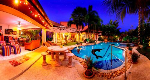 Relaxing Palm Pool Villa, & Tropical Illuminated Garden & Private Swimming Pool.