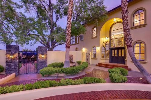 Villa Gordal - Enormous Villa in Las Vegas with 39 Sleeps, Las Vegas (photo 4)