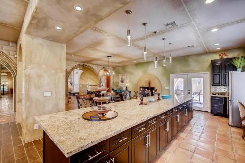 Villa Gordal - Enormous Villa in Las Vegas with 39 Sleeps, Las Vegas (photo 10)
