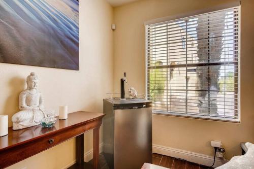 Villa Gordal - Enormous Villa in Las Vegas with 39 Sleeps - image 5