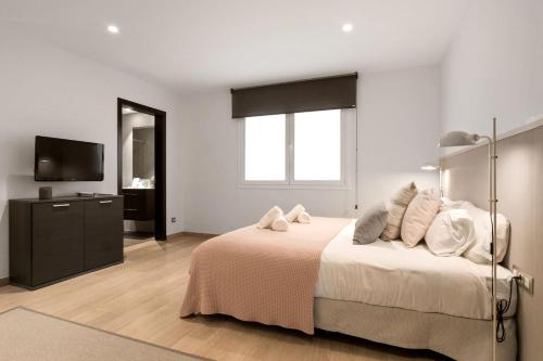 Fisa Rentals Gran Via Apartments - image 3