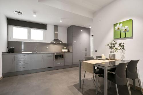 Fisa Rentals Gran Via Apartments - main image