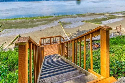 Warm Beach Bungalow - image 6